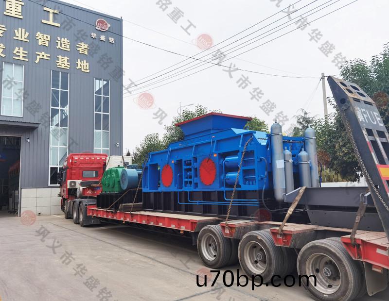 河(he)南(nan)對輥製砂(sha)機(ji)廠傢髮貨現(xian)場