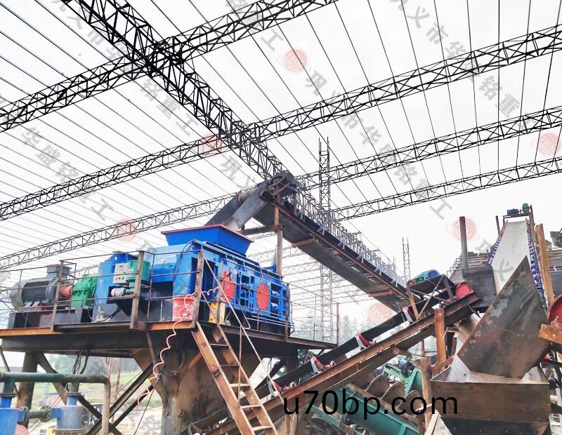 雲南對輥破(po)碎機安(an)裝(zhuang)現(xian)場