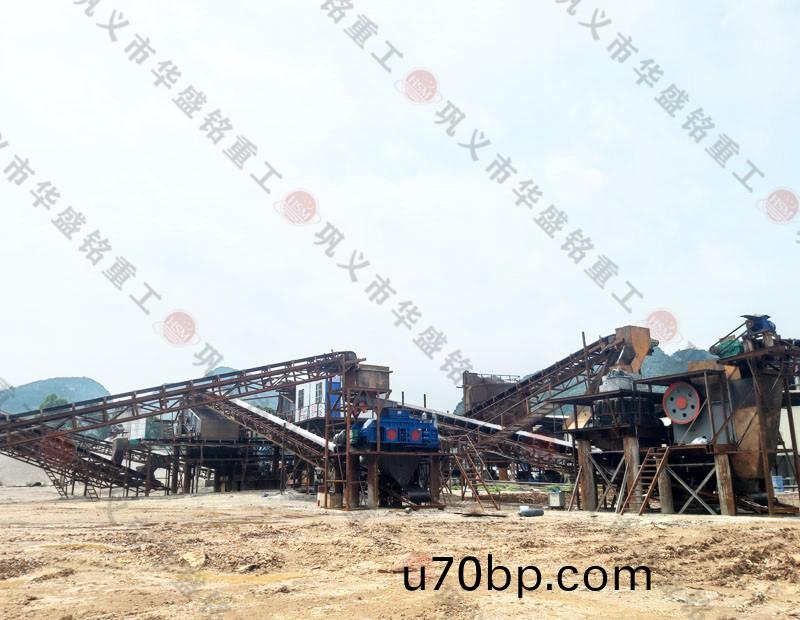 山(shan)西(xi)對輥(gun)製砂(sha)機製(zhi)砂(sha)現(xian)場(chang)