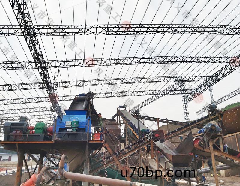 湖北(bei)對輥製砂(sha)機(ji)安裝現場