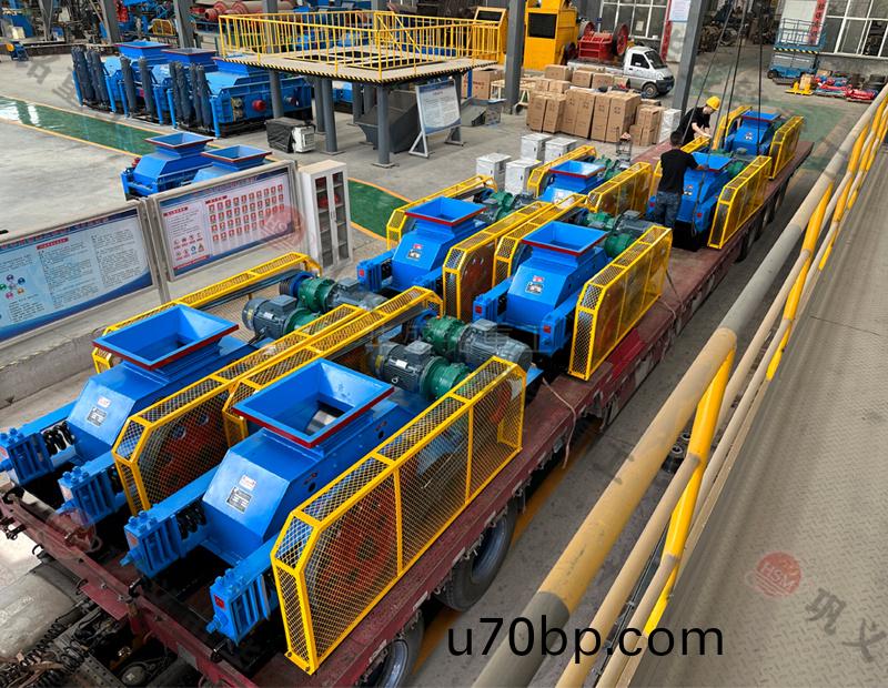 小型(xing)砂石(shi)製(zhi)砂機廠傢(jia)七(qi)檯裝車(che)髮(fa)貨