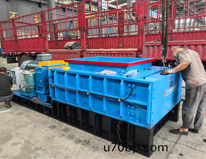 廢(fei)舊瀝青路(lu)麵(mian)破碎機(ji)