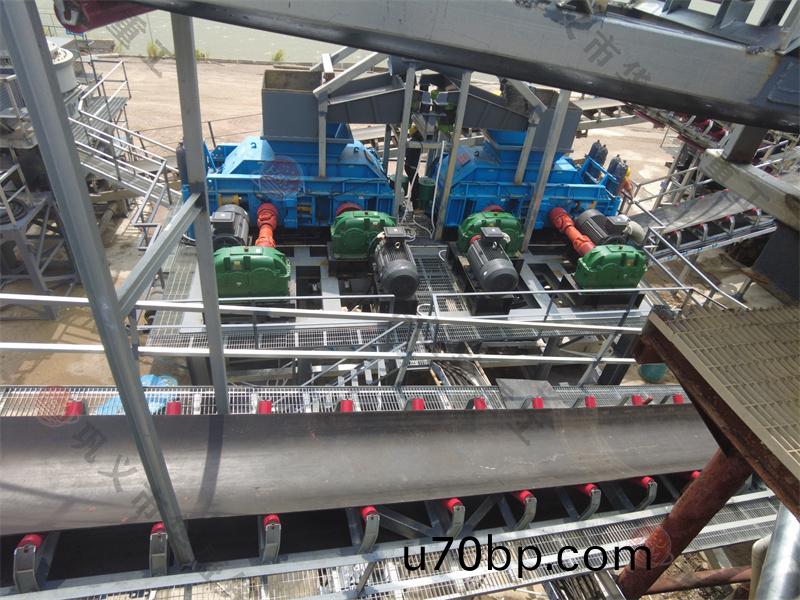 液(ye)壓式(shi)對(dui)輥製砂(sha)機